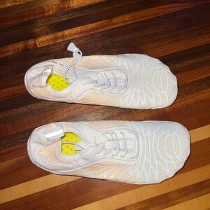 All-White Minimalist Knit Sneakers with Low-Profile Design